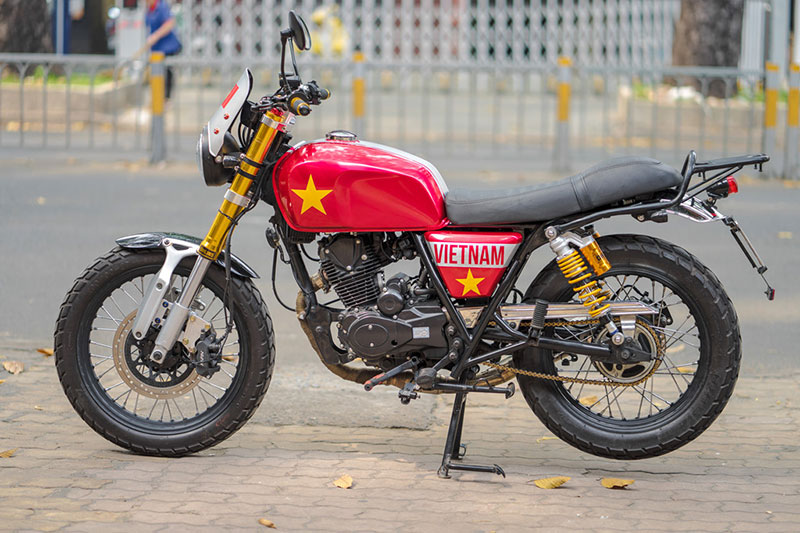 Dàn xe độ tem cổ vũ U23 Việt Nam trước trận chung kết